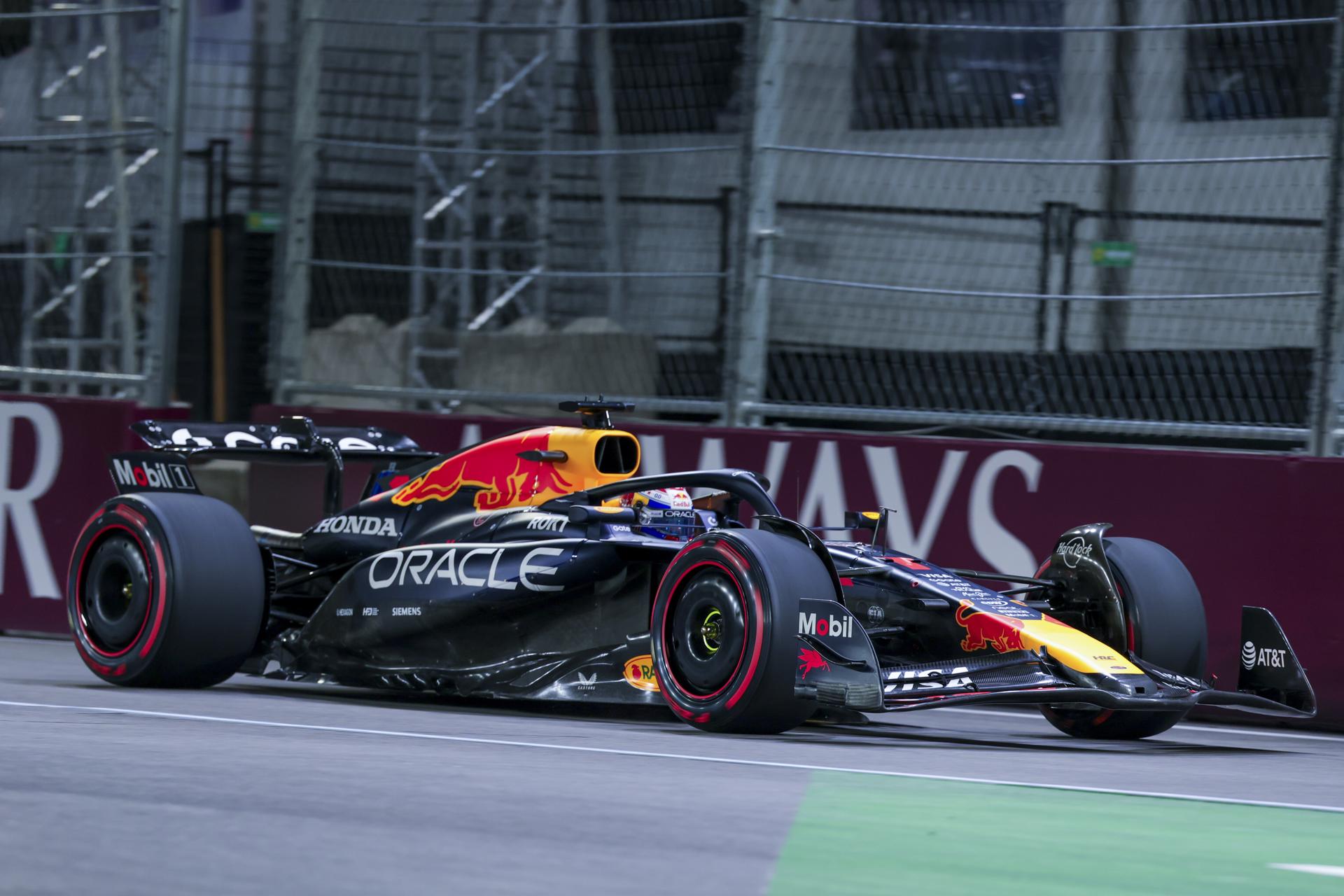 Max Verstappen reina en Las Vegas y aprieta tras la descalificación de los McLaren