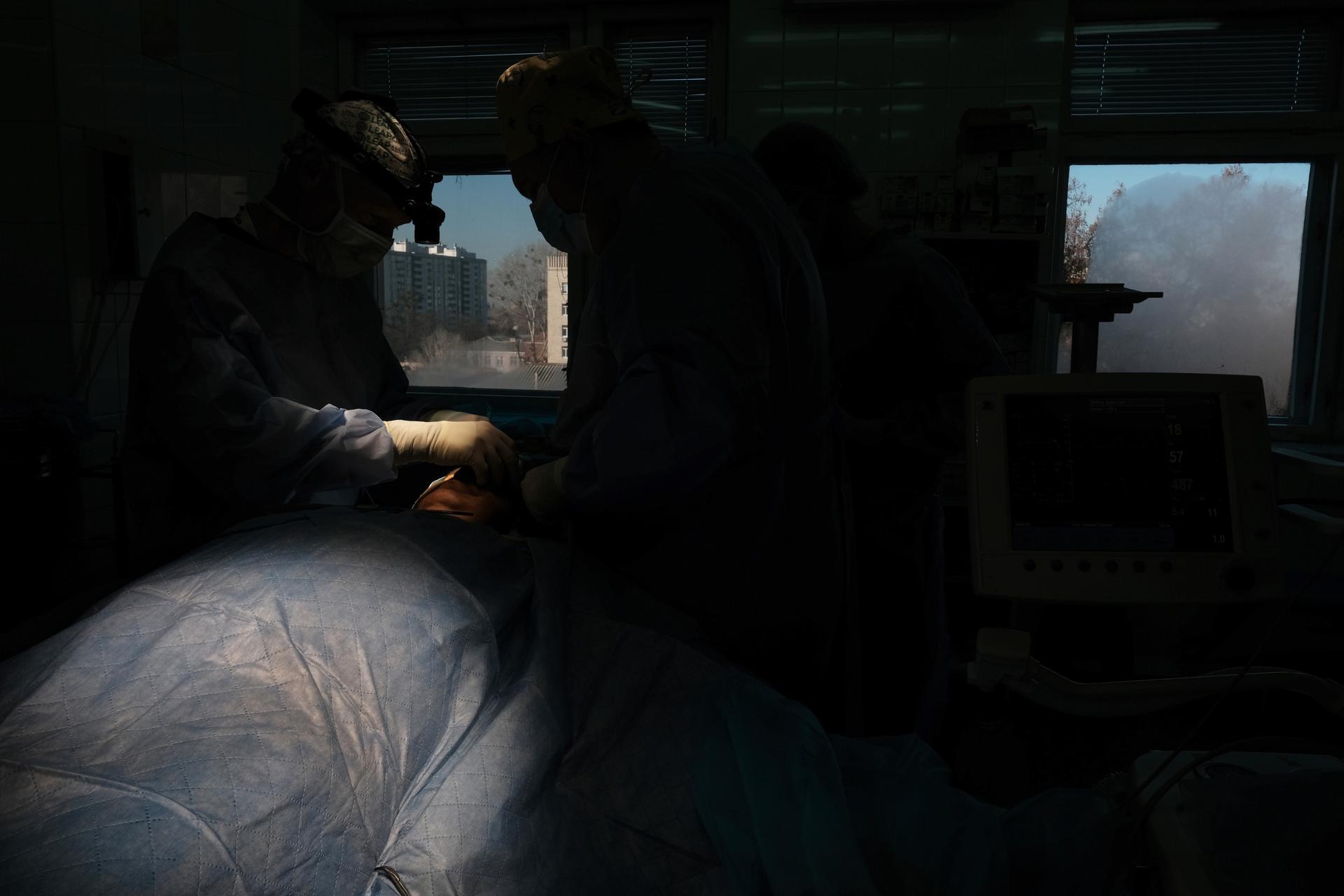 Ucrania llora a las víctimas de los ataques rusos entre cortes de luz cada vez más masivos