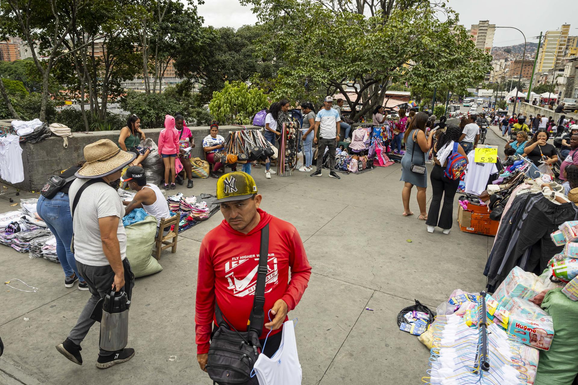 Venezolanos en Caracas buscan ingredientes económicos para la hallaca navideña ante crisis económica