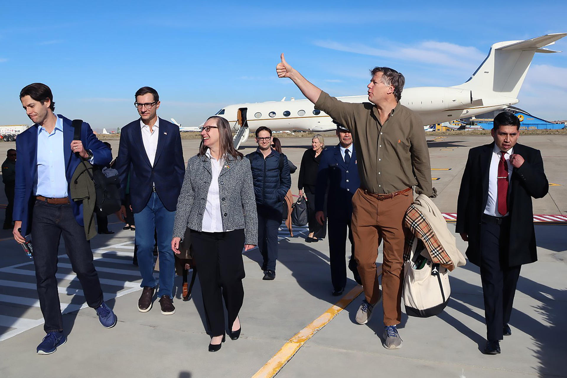 El subsecretario de Estado de EEUU arribó a Bolivia para la investidura de Rodrigo Paz