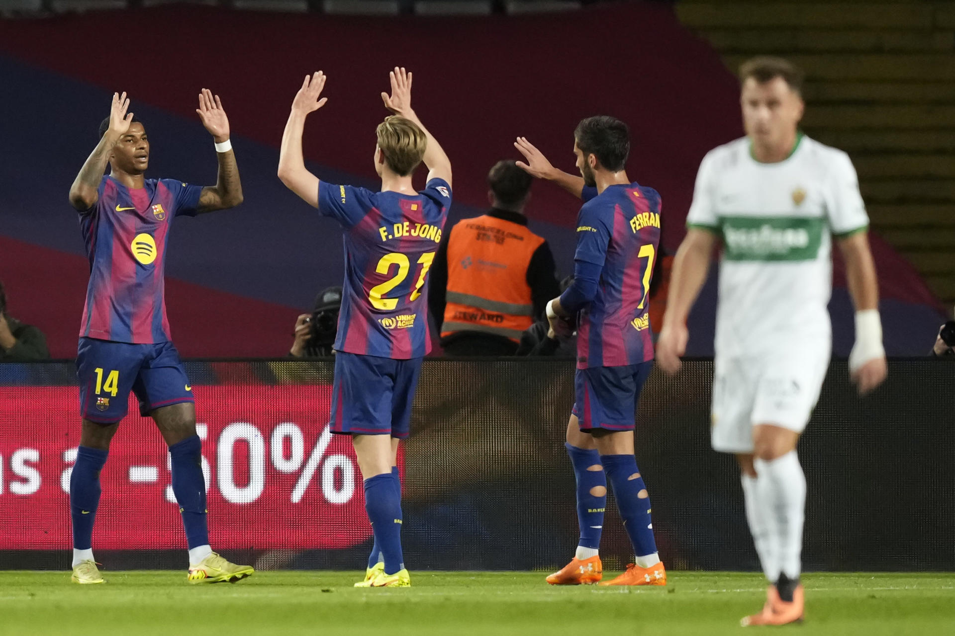 Barcelona venció a un combativo Elche para mantenerse cerca del primer lugar en LaLiga