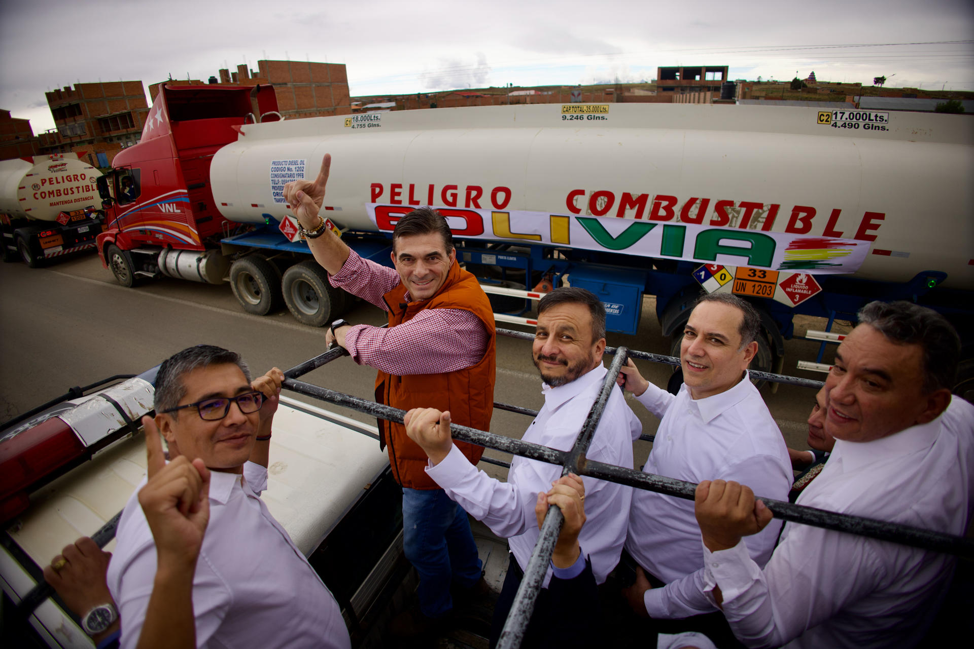 Filas por combustible se reducen en Bolivia durante los primeros días de Gobierno de Rodrigo Paz