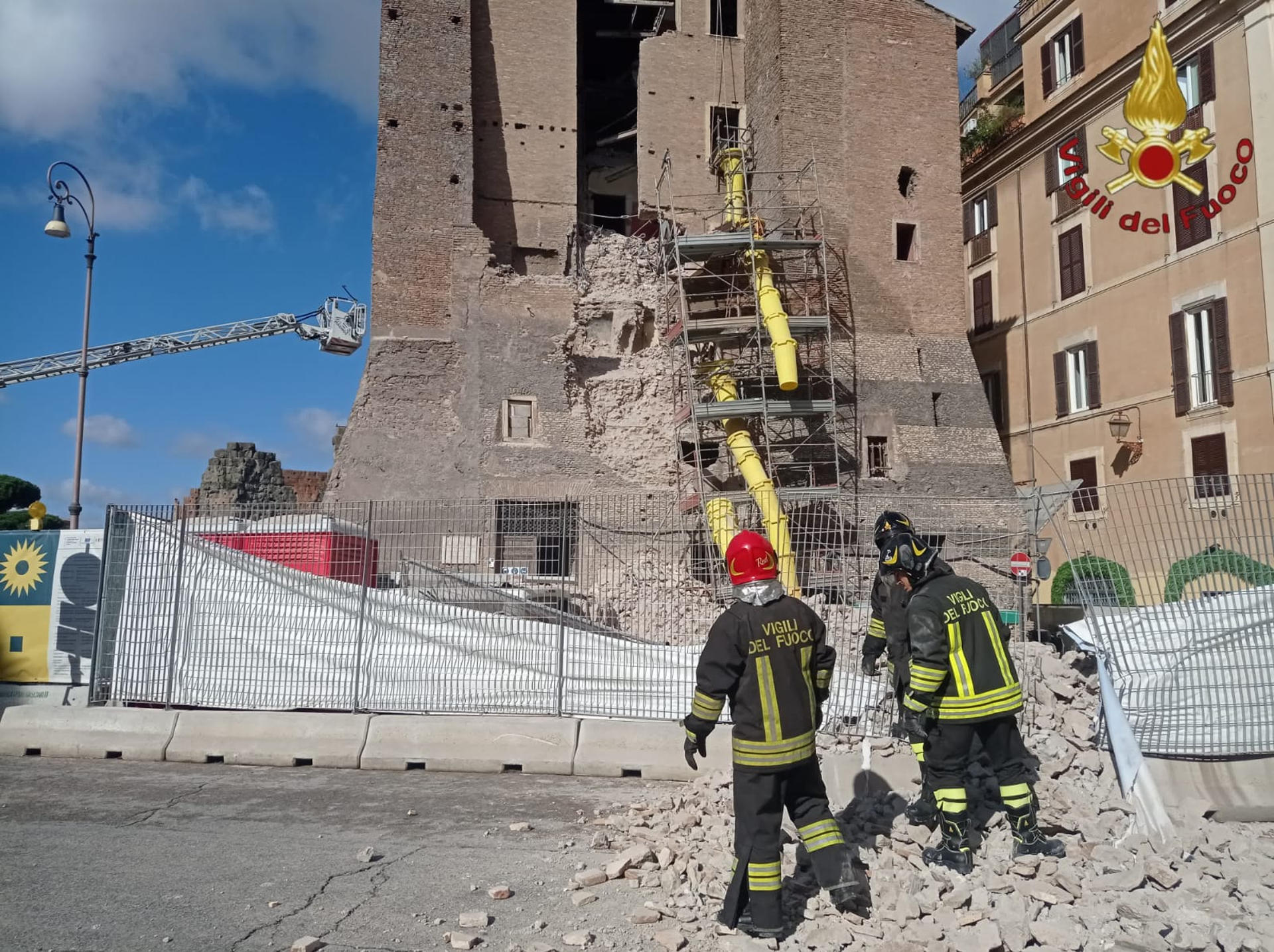 Una persona sigue atrapada en la torre medieval derrumbada en Roma