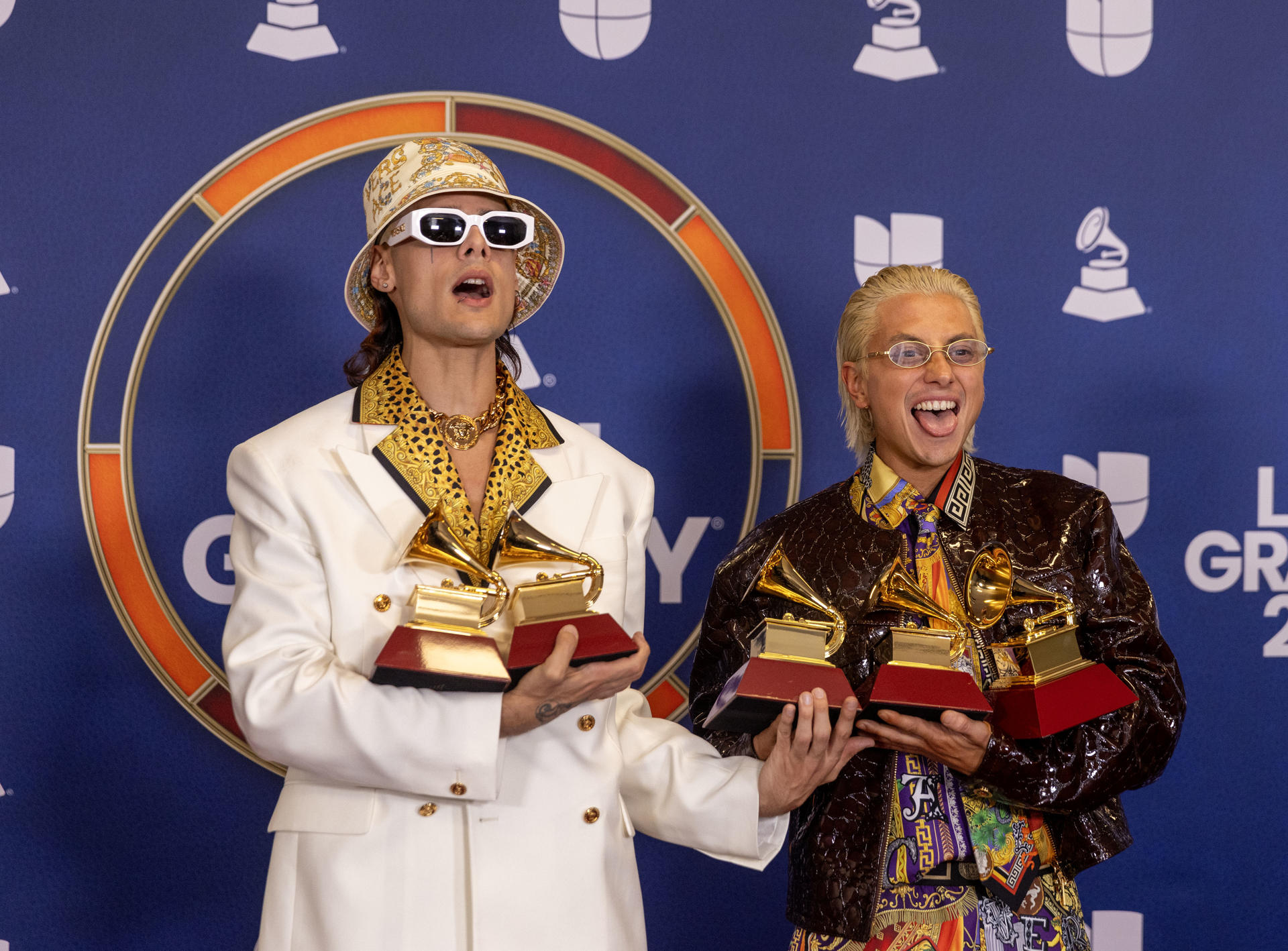 Ca7riel & Paco Amoroso bromean con derretir sus Latín Grammy para hacerse una cadena