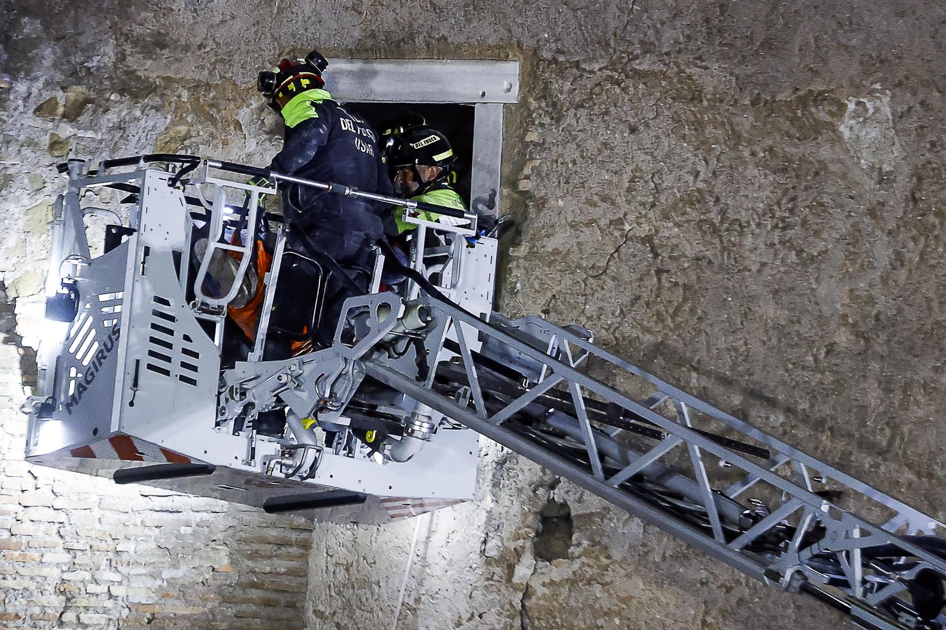 Drama en Roma: rescataron a trabajador tras derrumbe de torre medieval