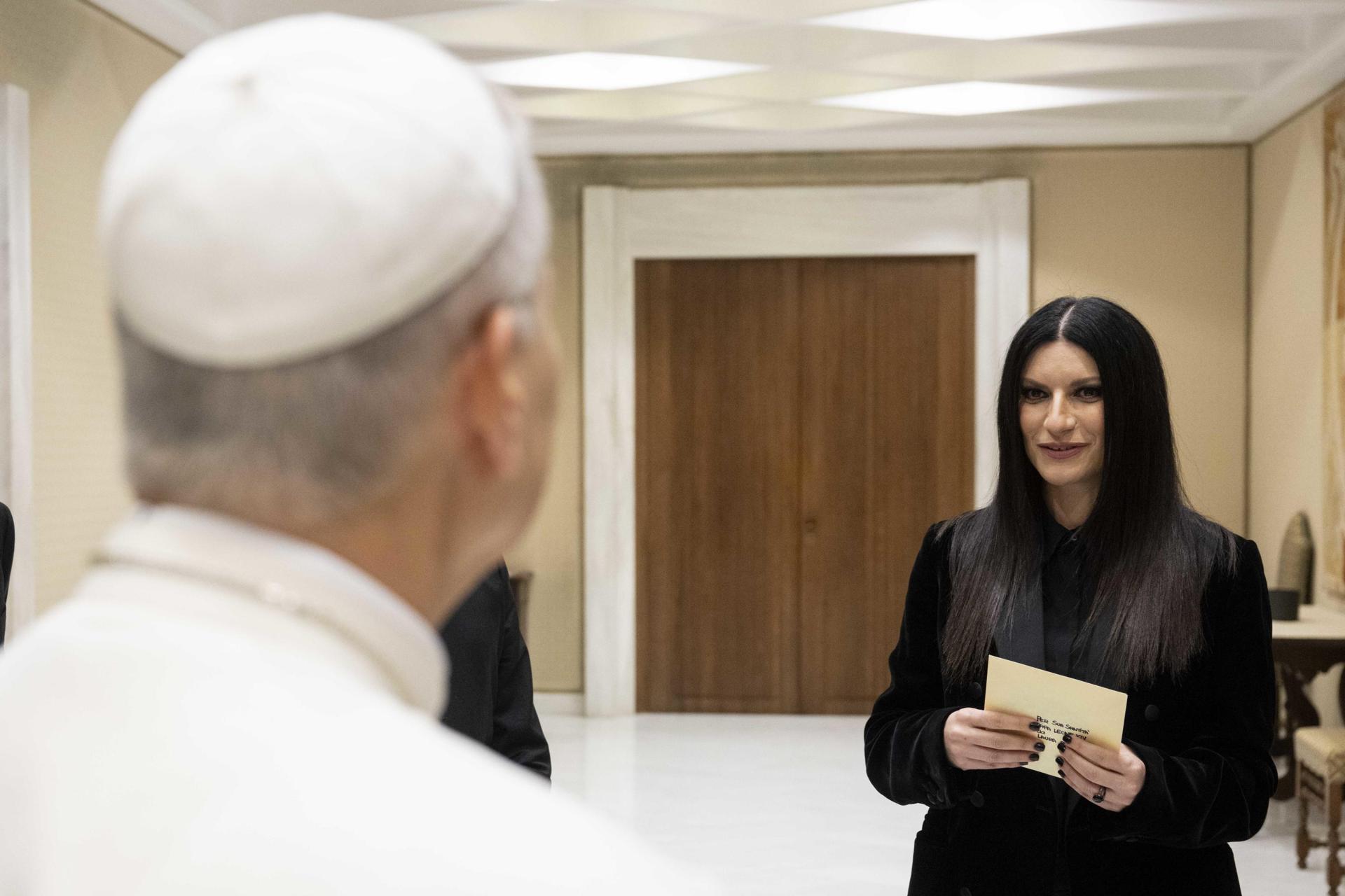Laura Pausini le regaló una canción inédita a el papa León XIV en un encuentro en el Vaticano