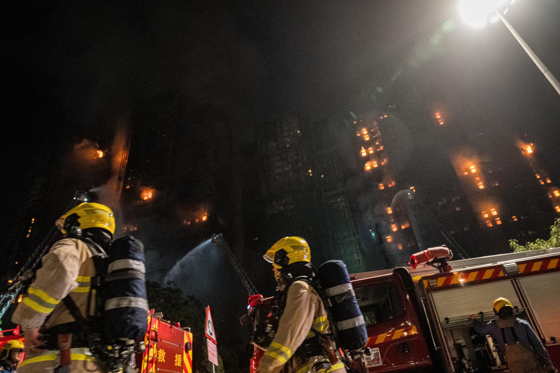 Aumentó a 44 la cifra de muertos tras devastador incendio en vecindario de Hong Kong