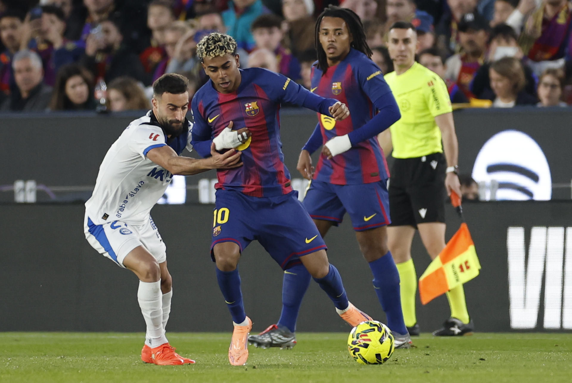 Barcelona venció al Alavés y se apoderó del liderato de LaLiga