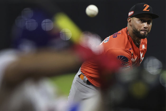 Águilas aprovecharon los errores de Tiburones para lograr la victoria