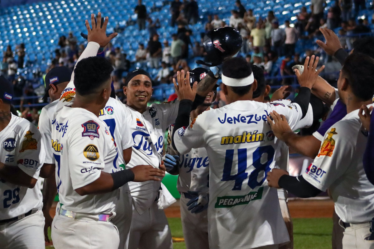 Un error decidió la victoria de los Tigres sobre los Tiburones