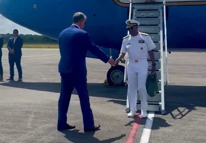 En VIDEO: la llegada del Jefe del Comando Sur de EEUU a Surinam