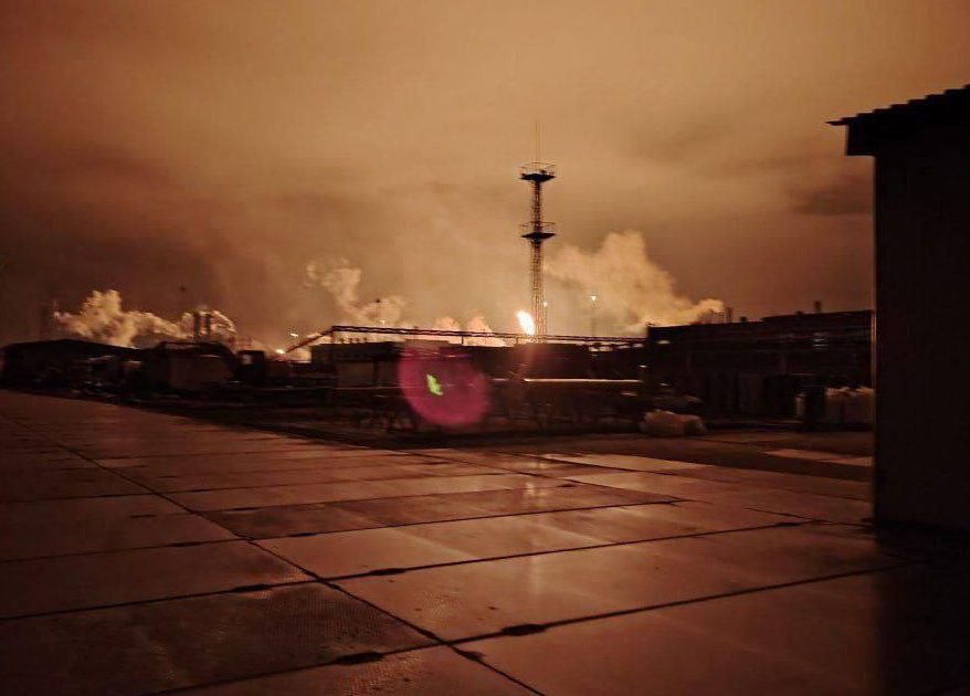 VIDEO: ataques con drones alcanzaron una planta petroquímica y una refinería en Rusia