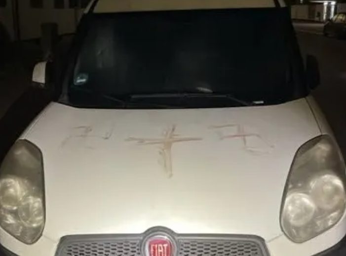 Policía alemana investiga pintadas de esvásticas con sangre en coches