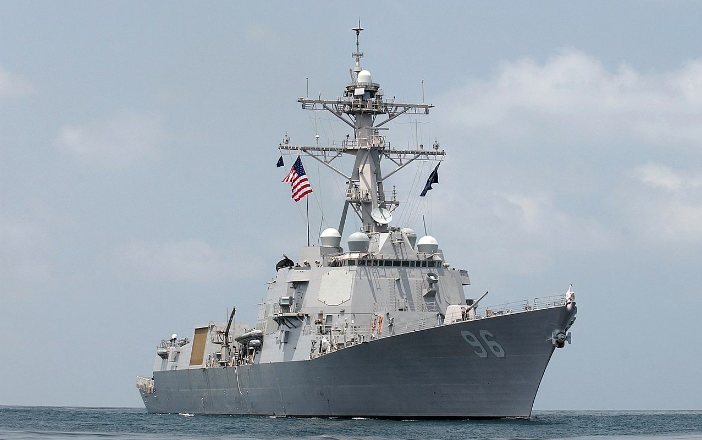 Se aproxima el destructor USS Bainbridge, adscrito al portaaviones USS Gerald R. Ford