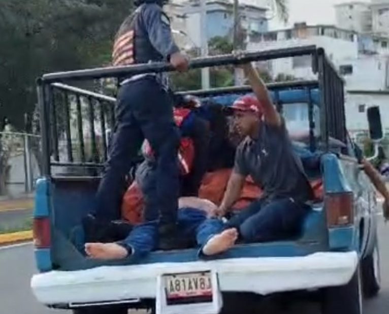 VIDEO: no llegó la ambulancia y paramédicos atendieron al herido sobre una pickup en Petare