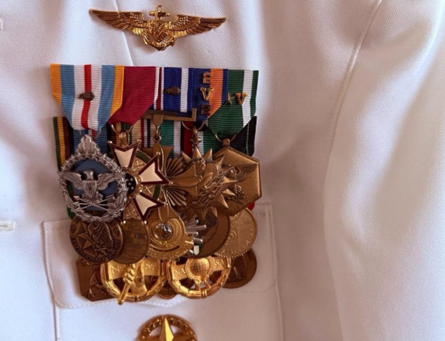 Pete Hegseth indicó que el reintegro de Mark Kelly comenzaría "con una inspección de uniforme"