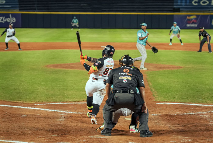 Águilas siguen inspirados al vencer a Bravos en extrainnings