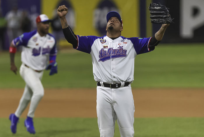 Tiburones extendieron su racha ganadora al enviar a los Leones al sótano de la tabla