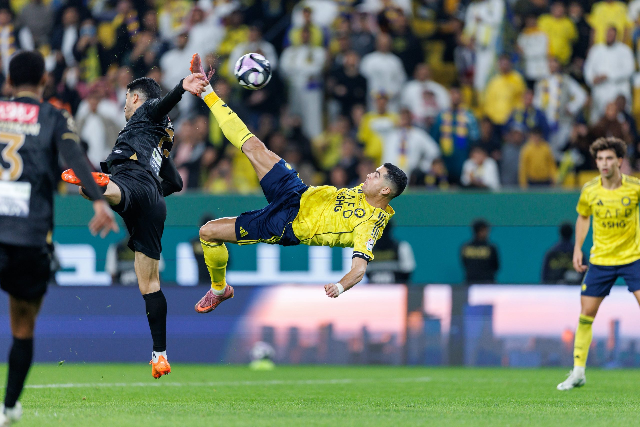 Cristiano Ronaldo deslumbró a los 40 años con espectacular chilena en victoria de Al Nassr (Video)