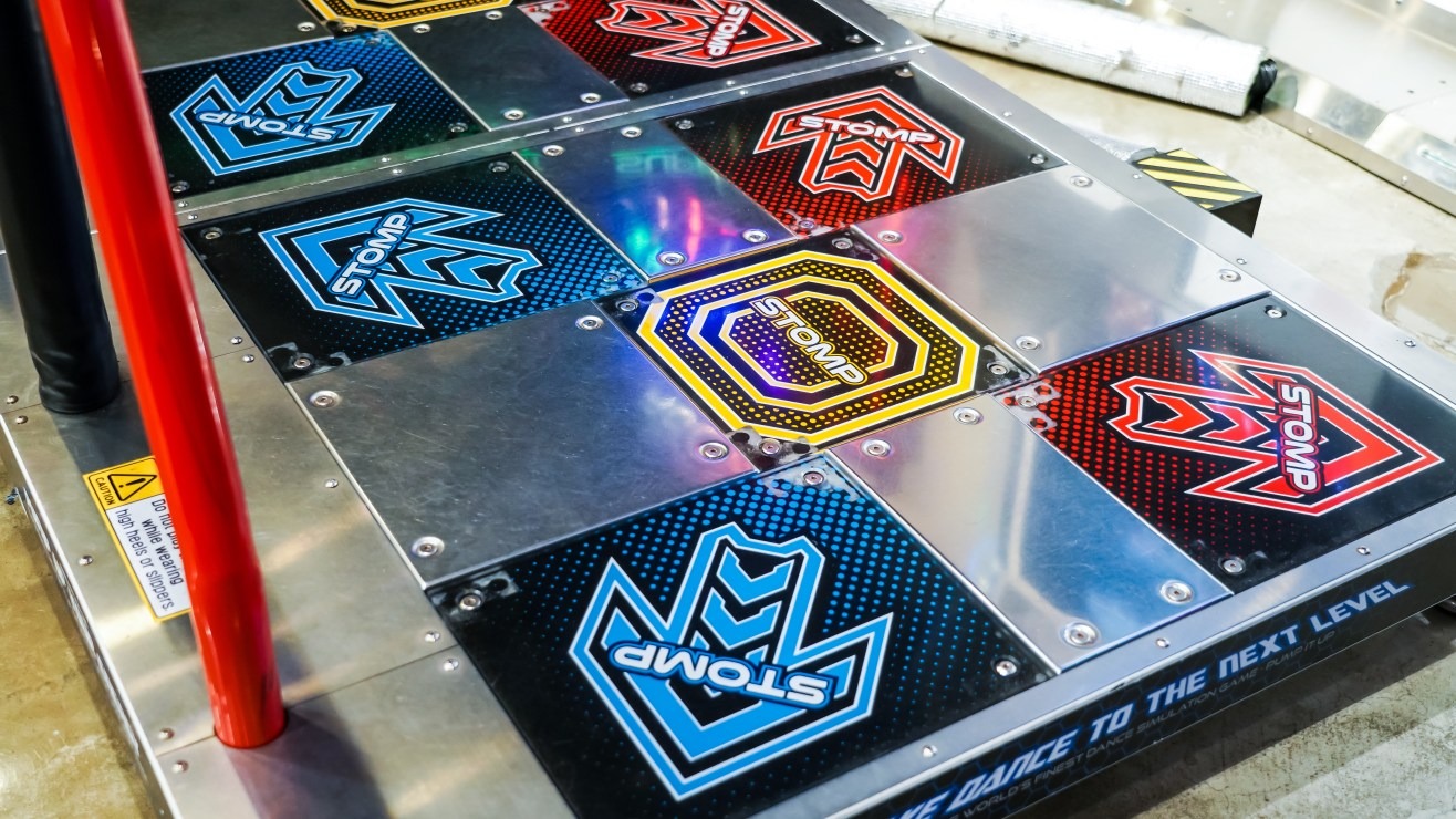 Hombre bailó 144 horas en el juego Dance Revolution y batió insólito récord Guinness