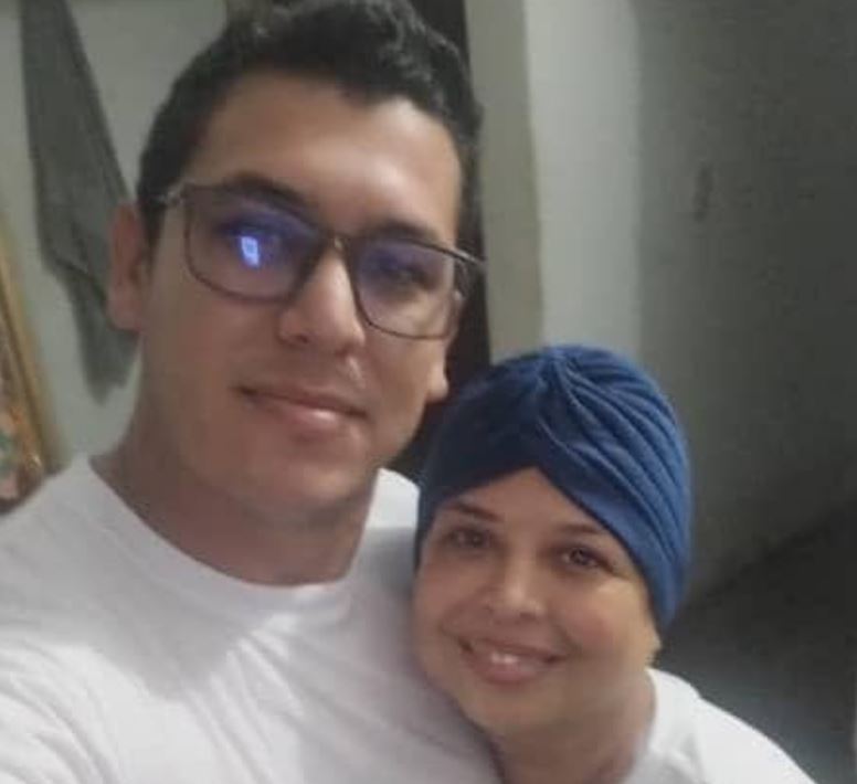 Diego Sierralta fue excarcelado para asistir al funeral de su madre que no pudo verlo libre