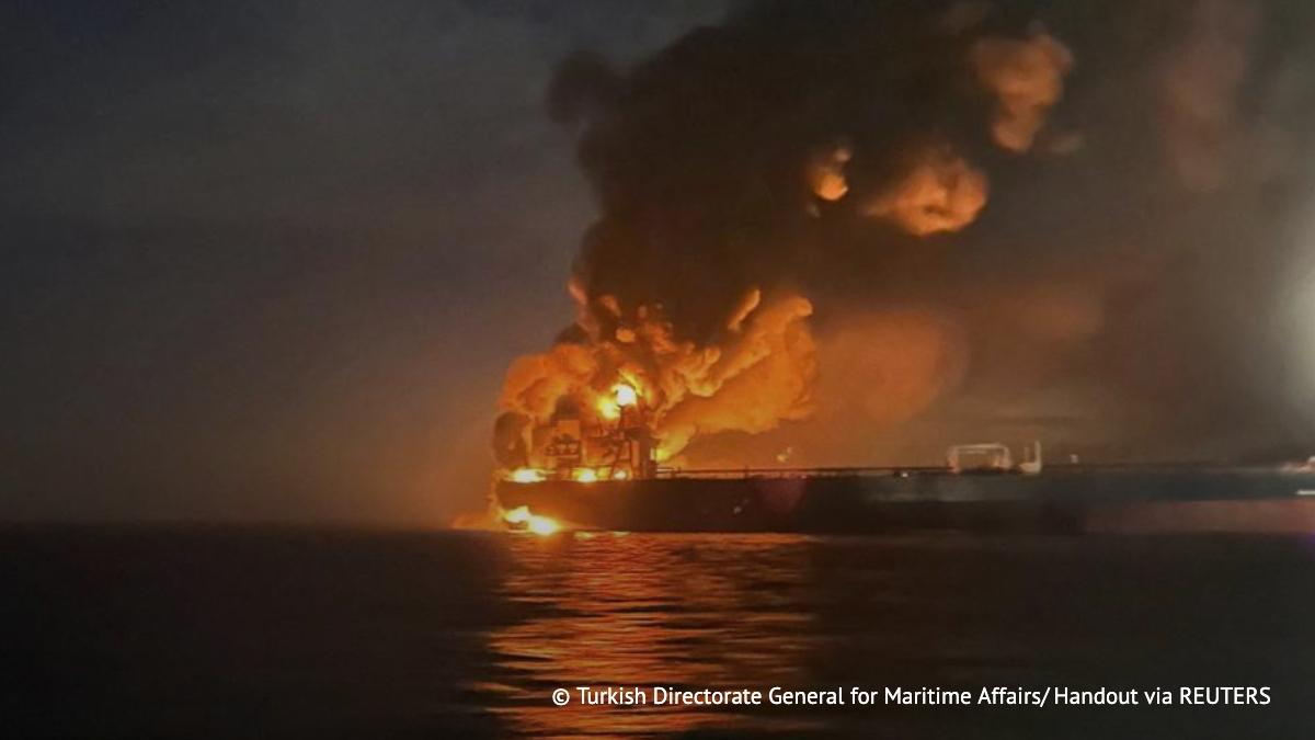 Ucrania atacó con drones marítimos dos barcos de la “flota fantasma” de Rusia en el Mar Negro (VIDEOS)