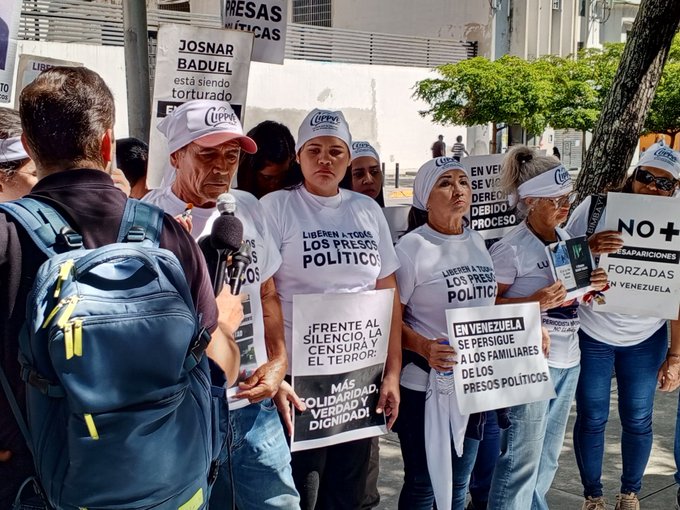 Familiares de presos políticos exigen cese de desapariciones forzadas y tratos crueles en cárcel de El Rodeo I (VIDEO)