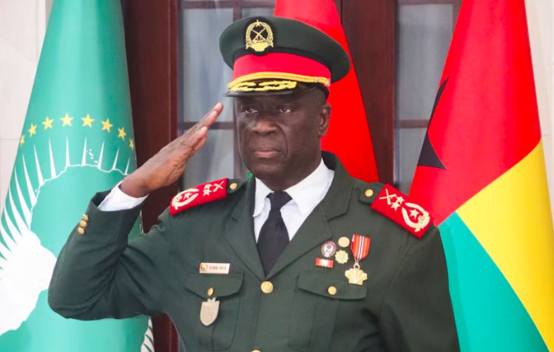 General asumió el control político de Guinea-Bissau y el presidente derrocado fue evacuado a Senegal