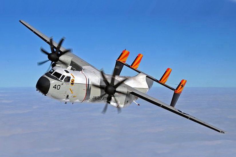 Grumman C-2A Greyhound usa a Puerto Rico como base para llevar suministros al USS Gerald Ford