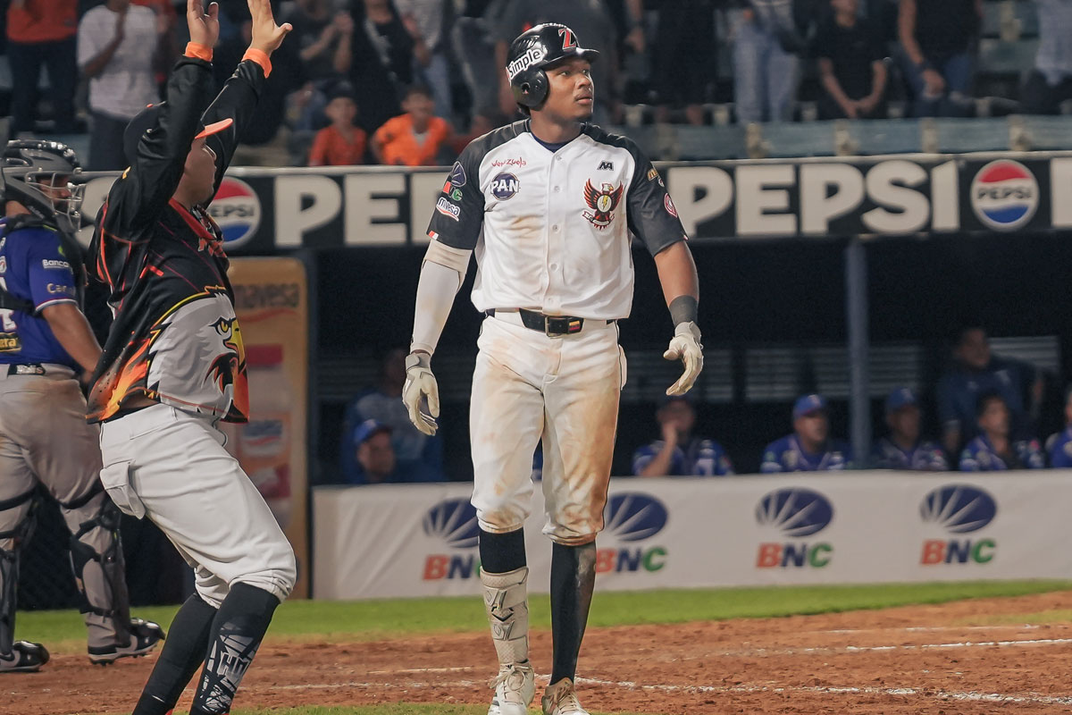 Águilas dejaron en el terreno a Tiburones para atornillarse en el primer lugar de la Lvbp