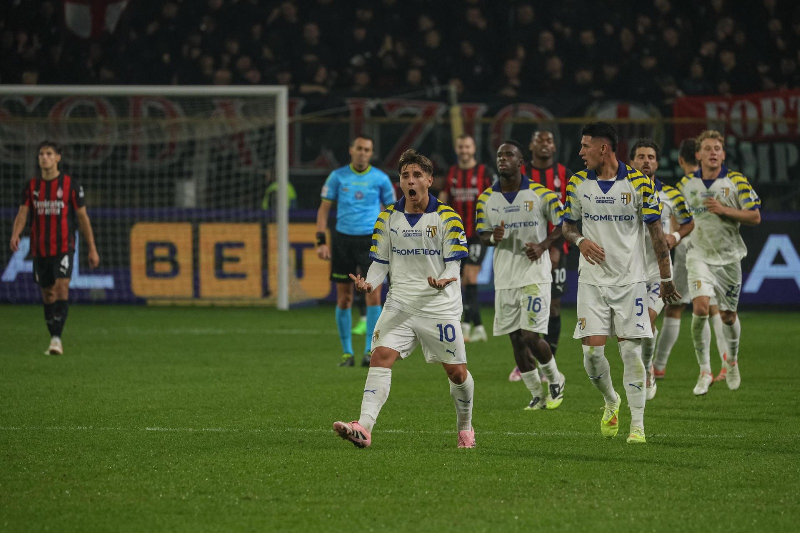 El Milan desperdició ventaja de dos goles y dejó escapar puntos frente al Parma