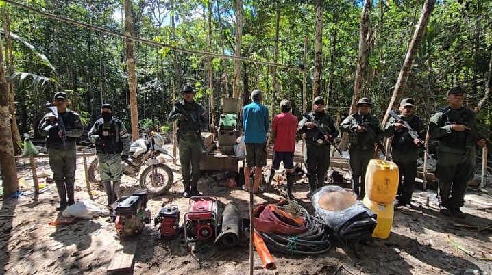 Fanb detuvo a dos personas por presunta minería ilegal en anclaje clandestino de Amazonas