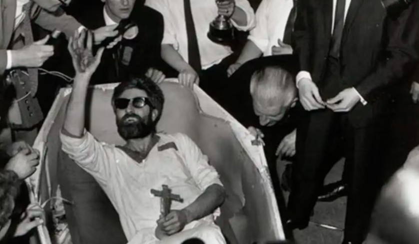 El hombre que vivió 61 días enterrado en un ataúd: comida por un agujero, un balde como inodoro y un final triste