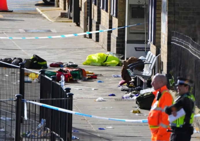 Un británico formalmente acusado de intentar asesinar a 10 personas a puñaladas en un tren