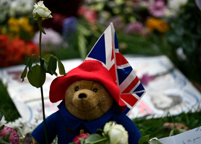 Los príncipes de Gales conocen al oso Paddington y felicitan su "increíble" actuación