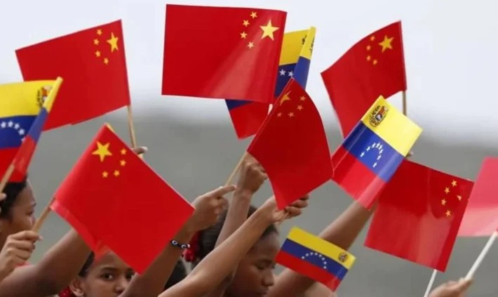 China asegura que su cooperación con Venezuela "no va dirigida contra ningún tercero"