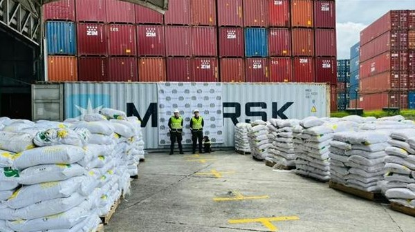 Incautan catorce toneladas de cocaína en el principal puerto de Colombia en el Pacífico