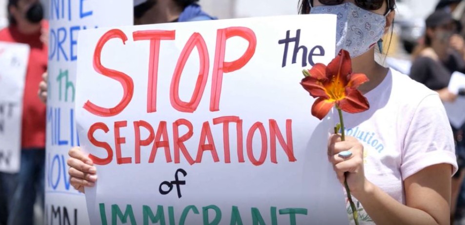 ¿Por qué es tan difícil regularizar el estatus para los inmigrantes que llevan décadas viviendo en EEUU?