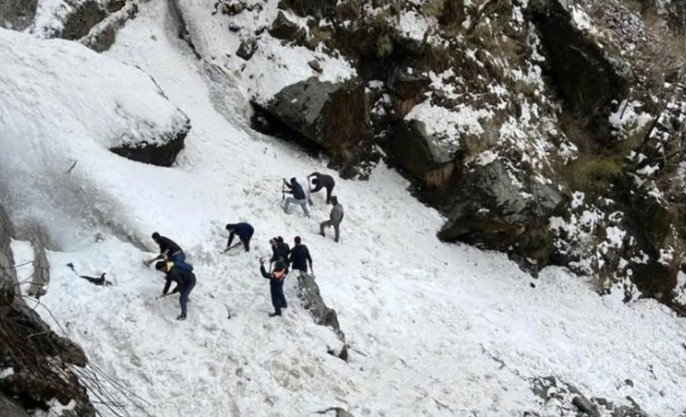Rescatan con vida a cinco personas atrapadas por la avalancha en el Himalaya nepalí