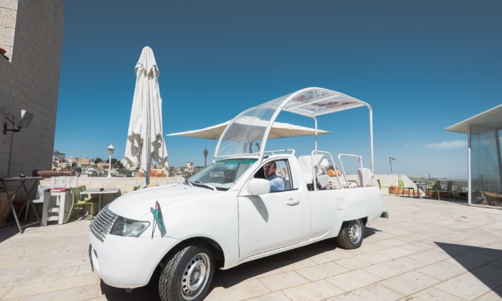 Papamóvil de Francisco llega a Belén como clínica pero Israel no permite que entre en Gaza