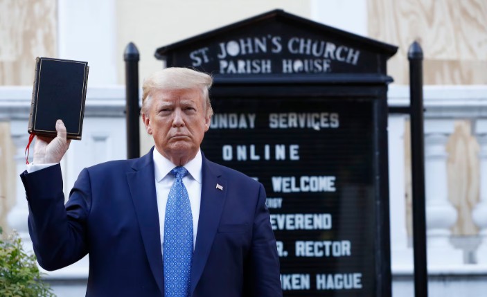 Trump no ha declarado obligatoria la enseñanza de la Biblia en escuelas y universidades