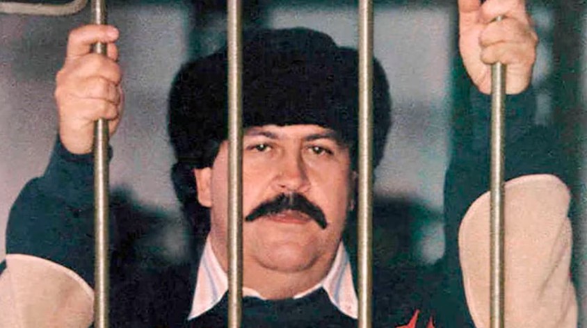 Las historias inéditas de Pablo Escobar durante su encierro VIP en la cárcel que él mismo mandó a construir: fiestas, fugas y lujo