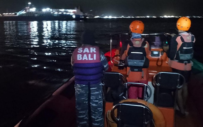 Cuatro muertos entre los cien rescatados en una barcaza que se quedó sin comida junto a las Islas Canarias