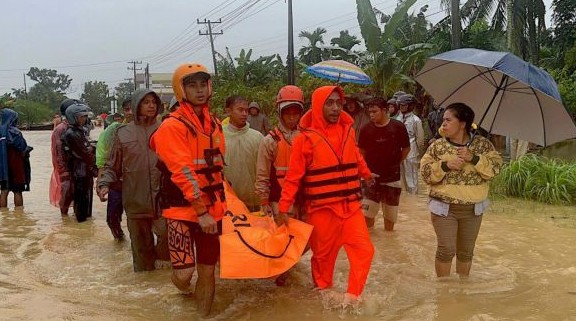 Las inundaciones en Indonesia dejan 435 muertos y 406 desparecidos