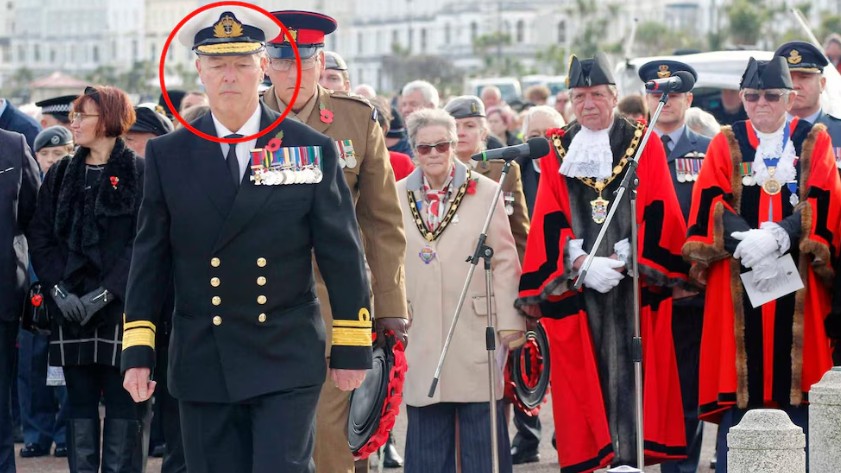 Un “falso almirante” apareció en una ceremonia solemne en Gales y generó indignación en el público