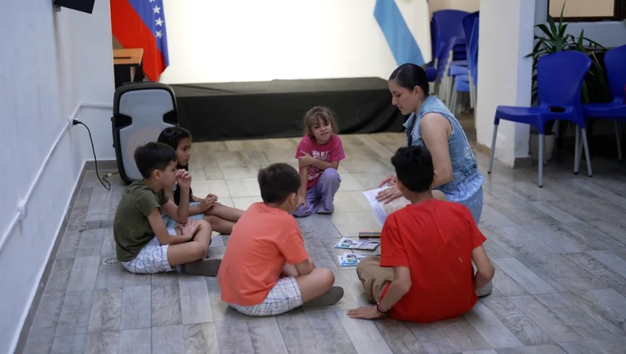 De Caracas a Buenos Aires, la distancia se mide en arepas: cómo es para un niño venezolano vivir lejos de casa