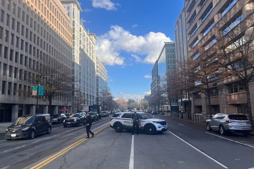 Al menos dos soldados de la Guardia Nacional fueron baleados cerca de la Casa Blanca (VIDEO)