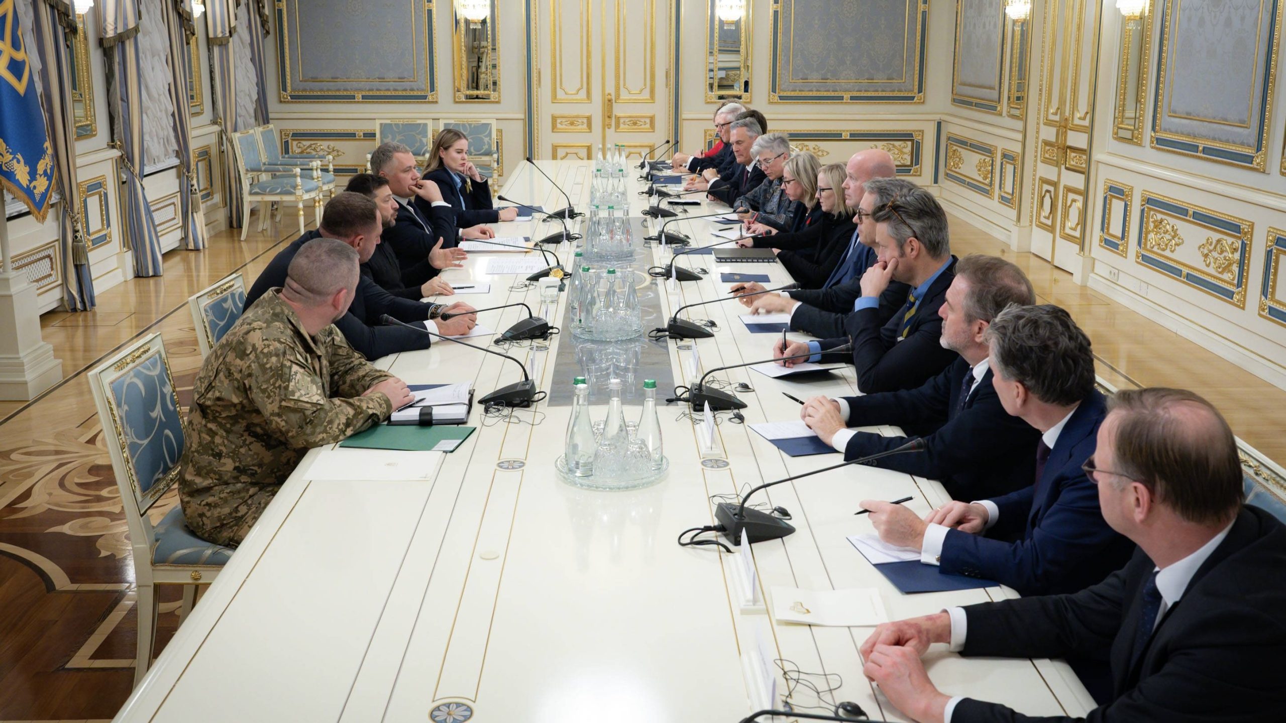 Zelenski agradeció el apoyo militar de la Otan para reforzar la defensa ucraniana contra Rusia (VIDEO)