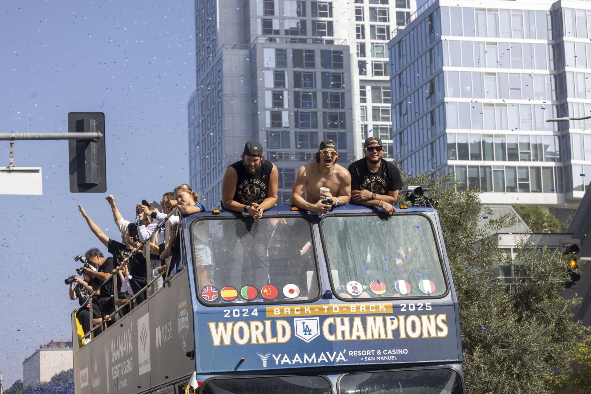Dodgers desataron la "marea azul" en Los Ángeles tras bicampeonato de Serie Mundial (FOTOS)