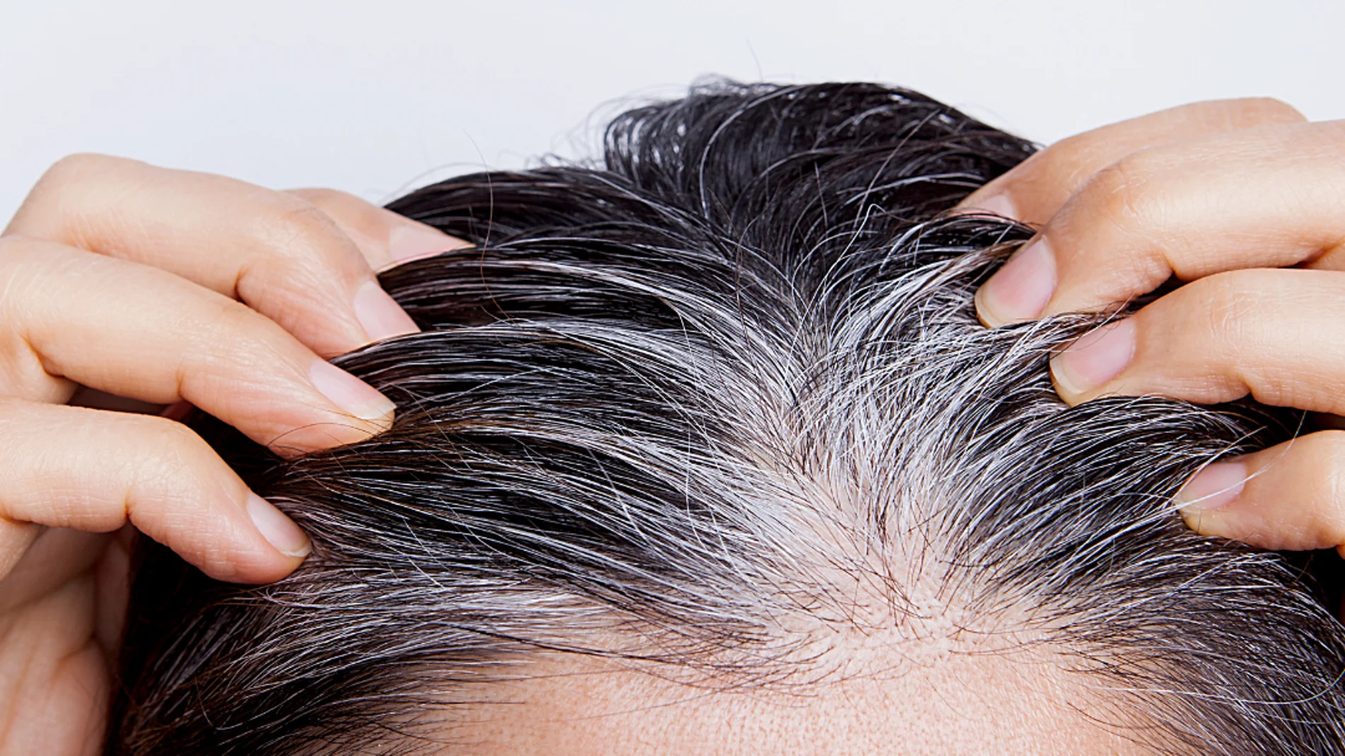 Un estudio sobre las canas asegura que nos tenemos que alegrar de tenerlas: este es el motivo